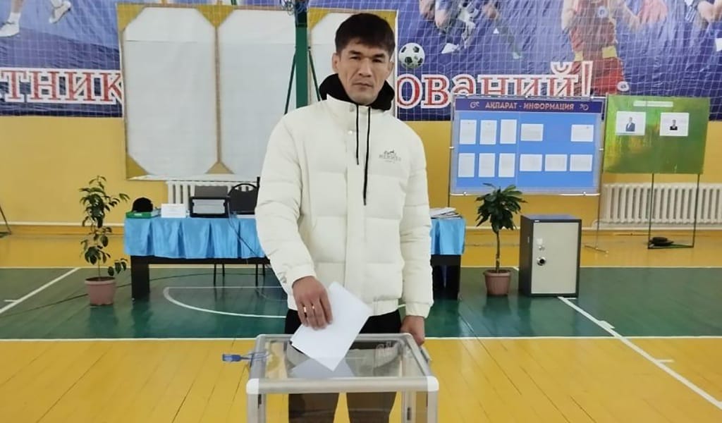 Бірінші болып дауыс берді