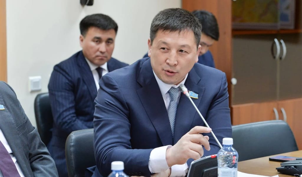 "Әлем чемпионы жыртық матраста жатады". Мәжіліс депутаты спорт мектебін сынға алды