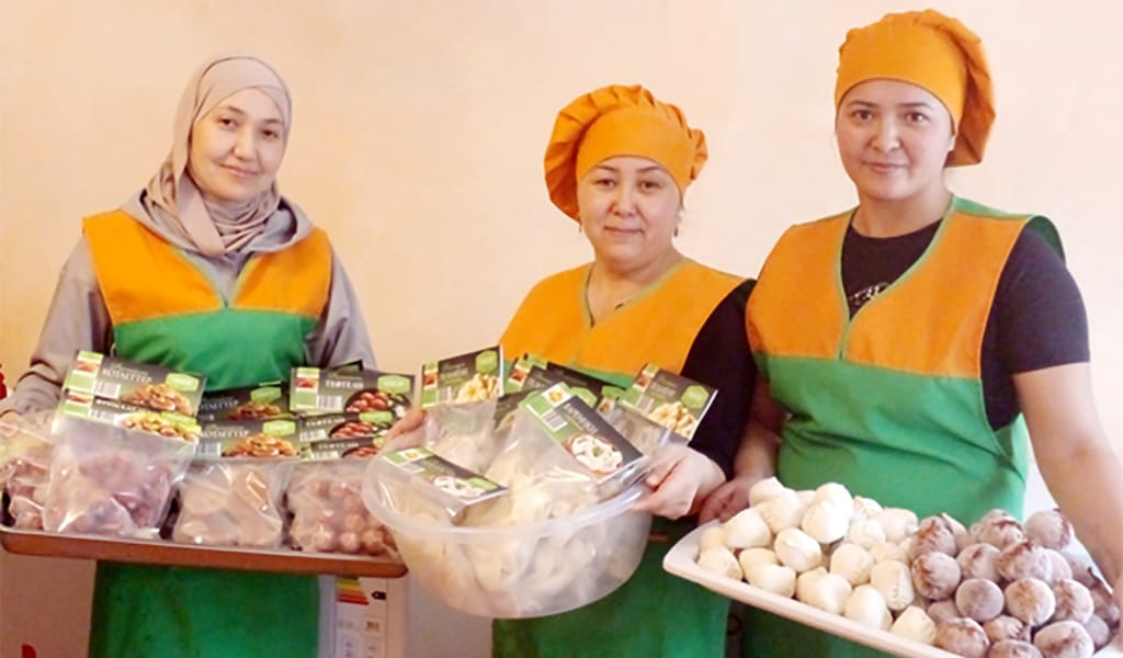 Үй жағдайында ұлттық тағамдар дайындайды