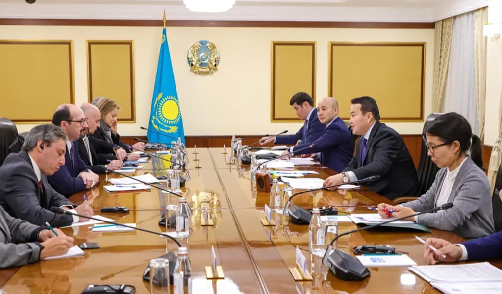 Әлихан Смайылов ХВҚ-ның республикадағы миссиясының басшысы Николя Бланшемен кездесті