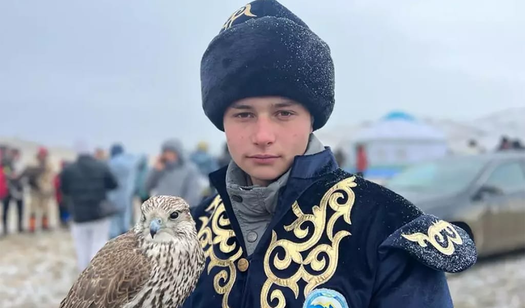 Жетісулық құсбегі ШҚО-да өткен бүркітшілер фестиваліне 20 мың доллар тұратын сұңқарын әкелді
