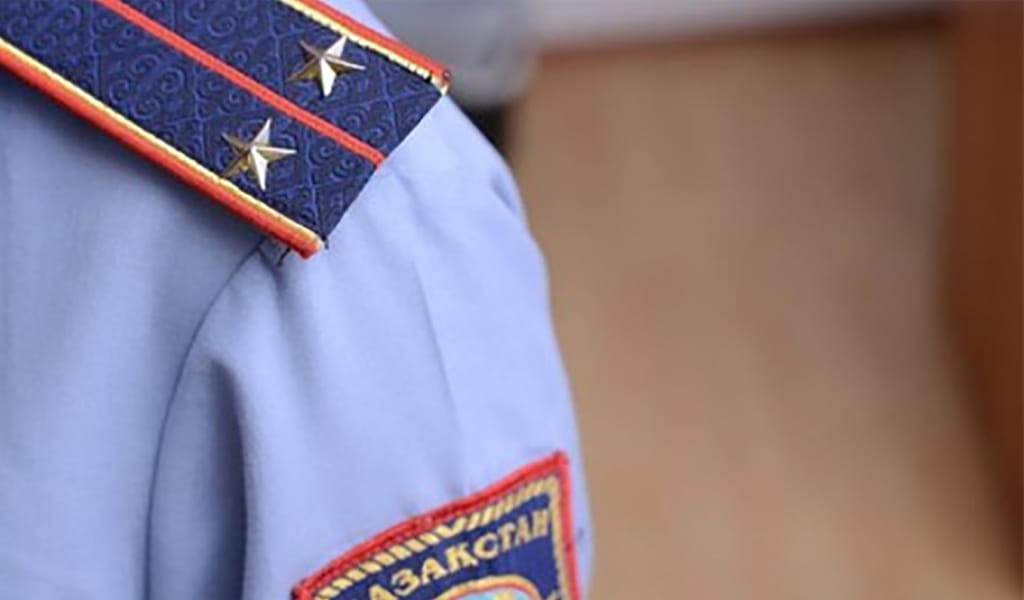Талдықорған полицейлері желідегі суреттегі жартылай жалаңаш екеудің кім екенін анықтады