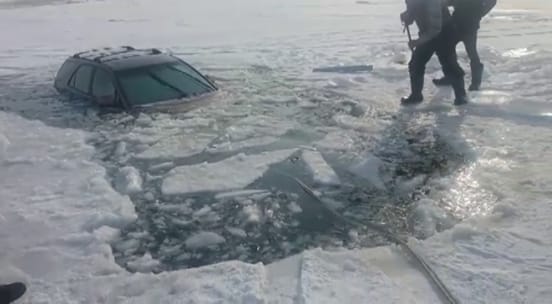 Қапшағайда мұз жарылып, "Lexus" суға кетті (видео)