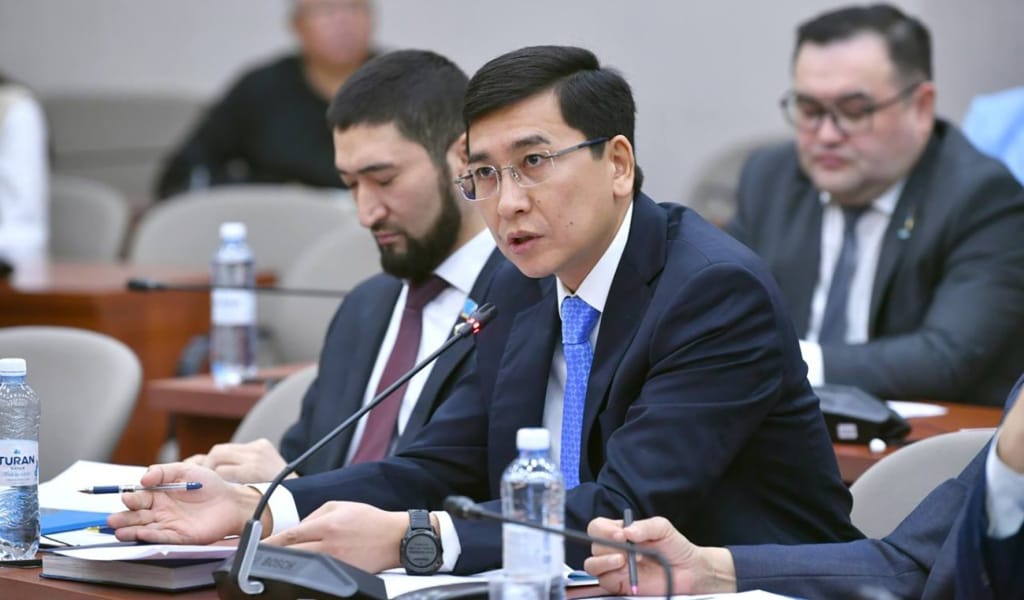 Аймағамбетов жұмыстан шығарылған мұғалімдерге жақтасты