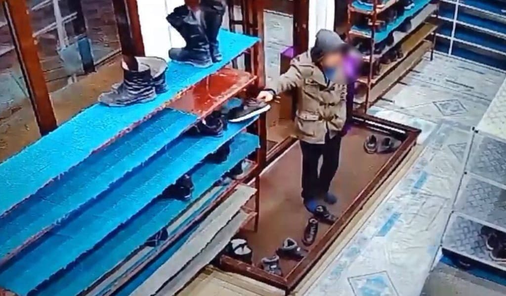 Талдықорғандағы мешітте аяқкиім ұрлаған күдікті бейнекамераға түсіп қалды (видео)
