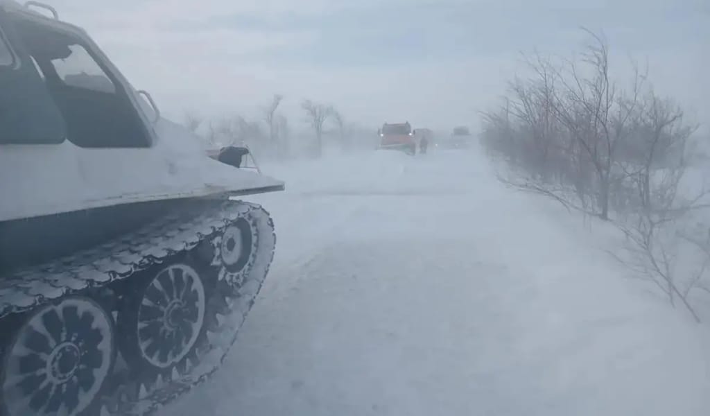 Жетісу облысында қалың қарда көлігімен жолда тұрып қалған 5 адам құтқарылды