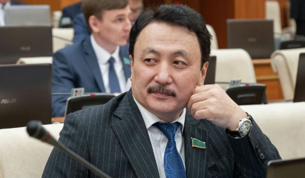 ДЕПУТАТ. ЖАСТАРДЫҢ БАСЫМ КӨПШЛІГІ ЕЛТАҢБАНЫ БІЛМЕЙДІ