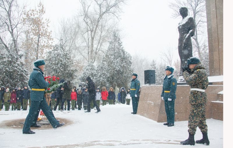 Боздақтарға гүл шоқтарын қойды