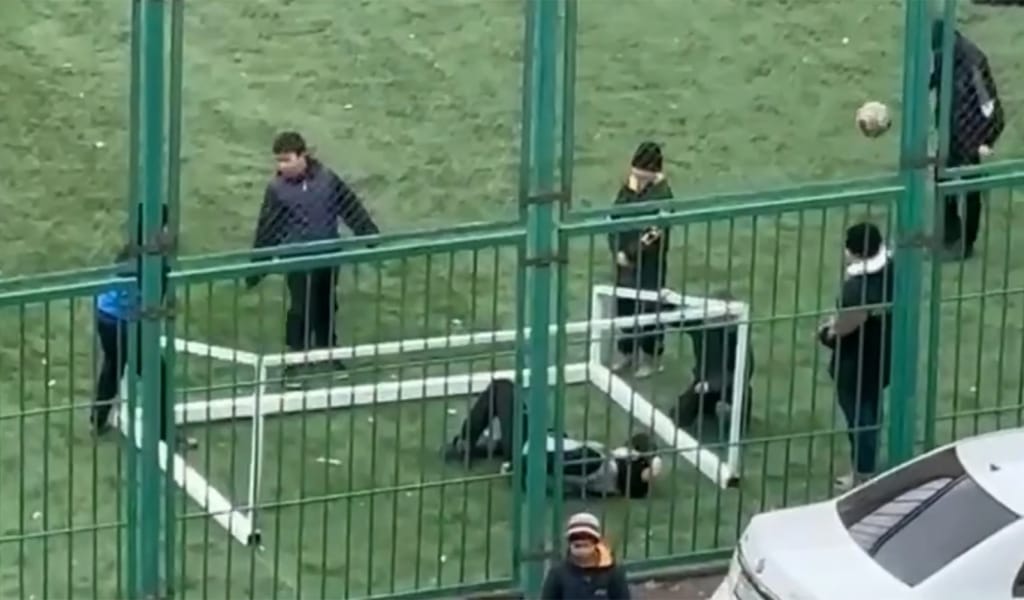 Талдықорғанда баланың үстіне қақпа құлады