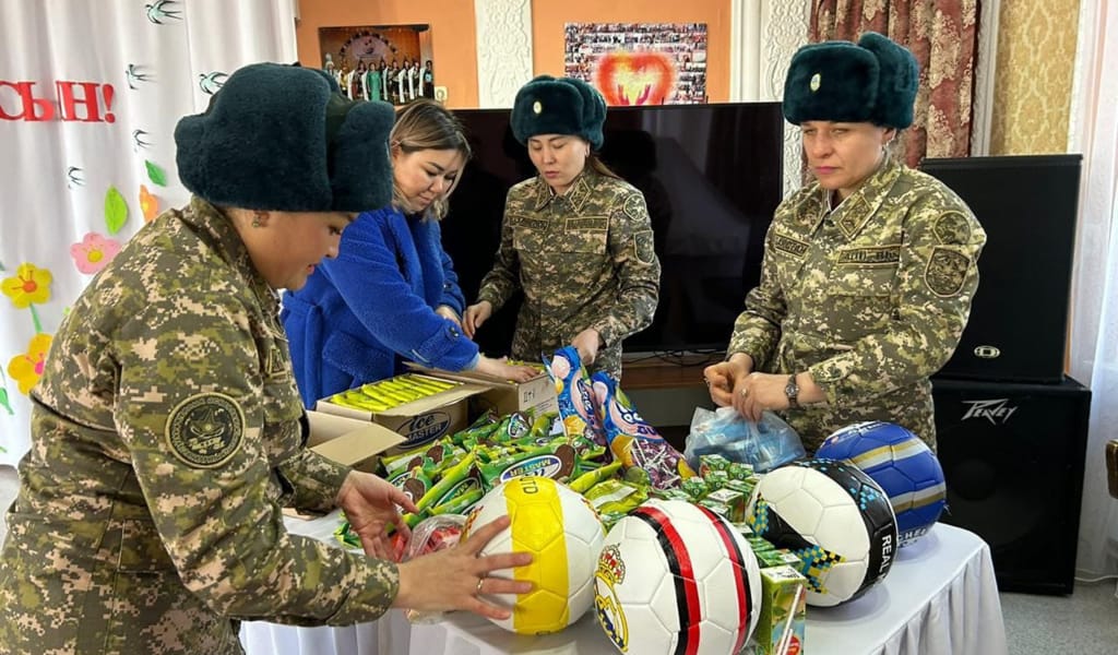 Әскери қызметшілер балалар үйіне барды