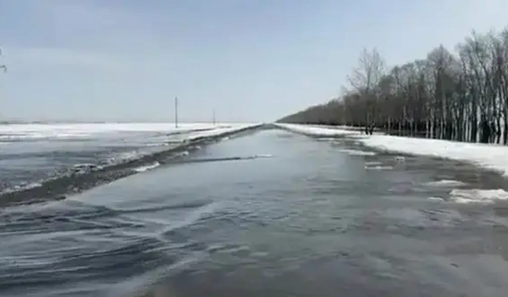 Су тасқынынан сақтану үшін кейбір жолдарды мәжбүрлі түрде бұзып жатыр