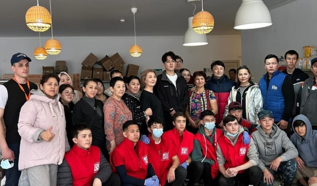 "Көрмей кете алмадым": Димаш Құдайберген су тасқынынан зардап шеккен жерлестерімен кездесті