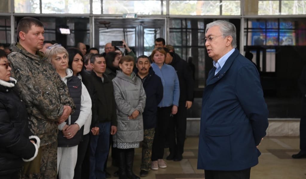 МЕМЕЛКЕТ БАСШЫСЫ ЭВАКУАЦИЯЛАНҒАН ТҰРҒЫНДАРМЕН КЕЗДЕСТІ