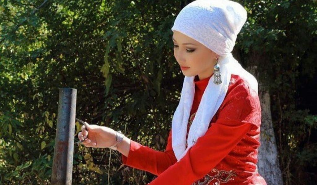 КЕЛІНДІ КІМ ТӘРБИЕЛЕП ЖҮР