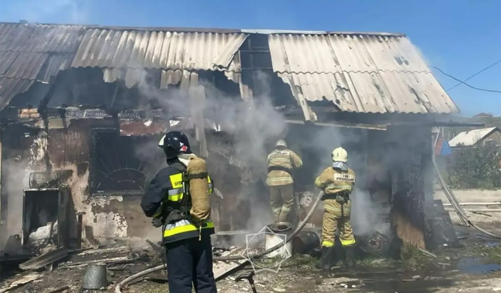 Жетісулық өрт сөндірушілер жалын ішінен екі газ баллонды шығарды