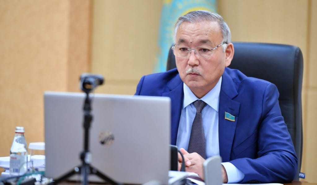 СЕНАТОР. ЕЛІМІЗДЕН ЖЫЛДА 16 МИЛЛИАРД ДОЛЛАР ЗАҢСЫЗ ШЫҒАРЫЛАДЫ