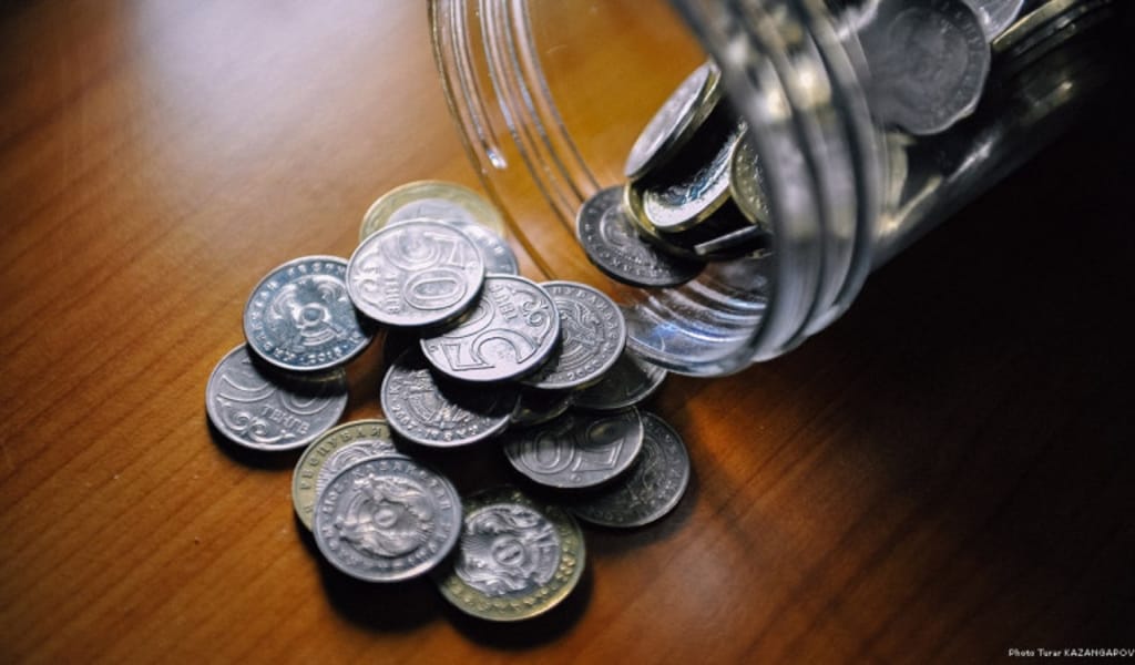 "Жағдайды көріп қатты уайымдадым": жинап жүрген ақшасын Құлсарыға жіберген 11 жасар қызға сыйлық табысталды