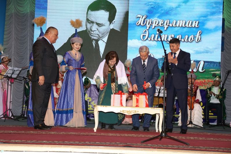 Өлеңінің өзі ән салған