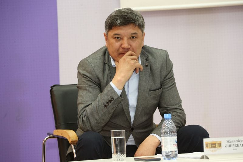 Дәуір ағып барады жанарымнан