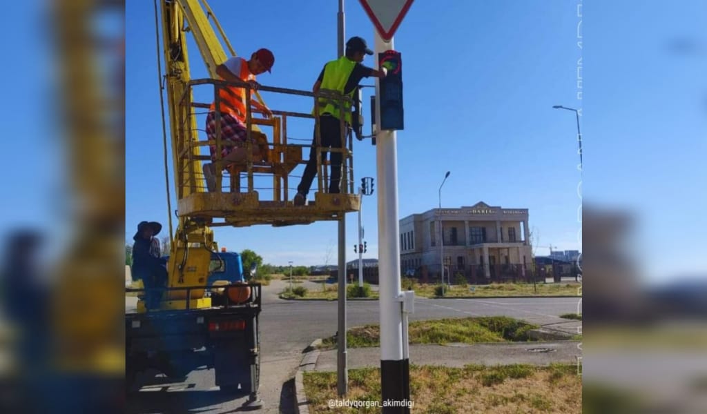 Талдықорғанда жол белгілері қалпына келтірілуде