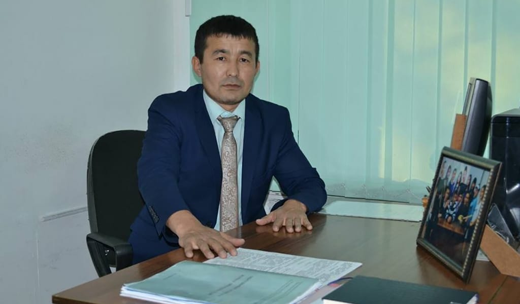 Мен өлеңге тумысымнан құмармын