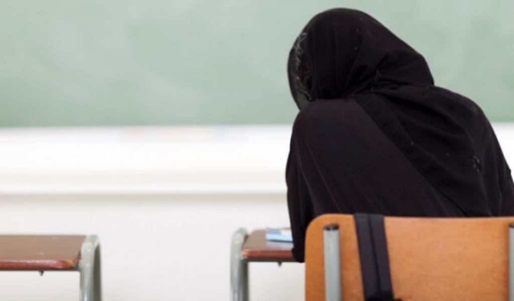 "ХИДЖАБ КИЮГЕ РҰҚСАТ ЖОҚ". ЖОҒАРҒЫ СОТ МЕКТЕПТЕРДЕ ОРАМАЛ ТАҒУҒА ТЫЙЫМ САЛУДЫ ЖОЙҒАН ЖОҚ