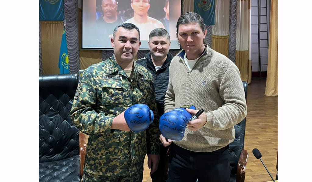 Әйгілі боксшы Василий Жиров әскерилермен кездесті