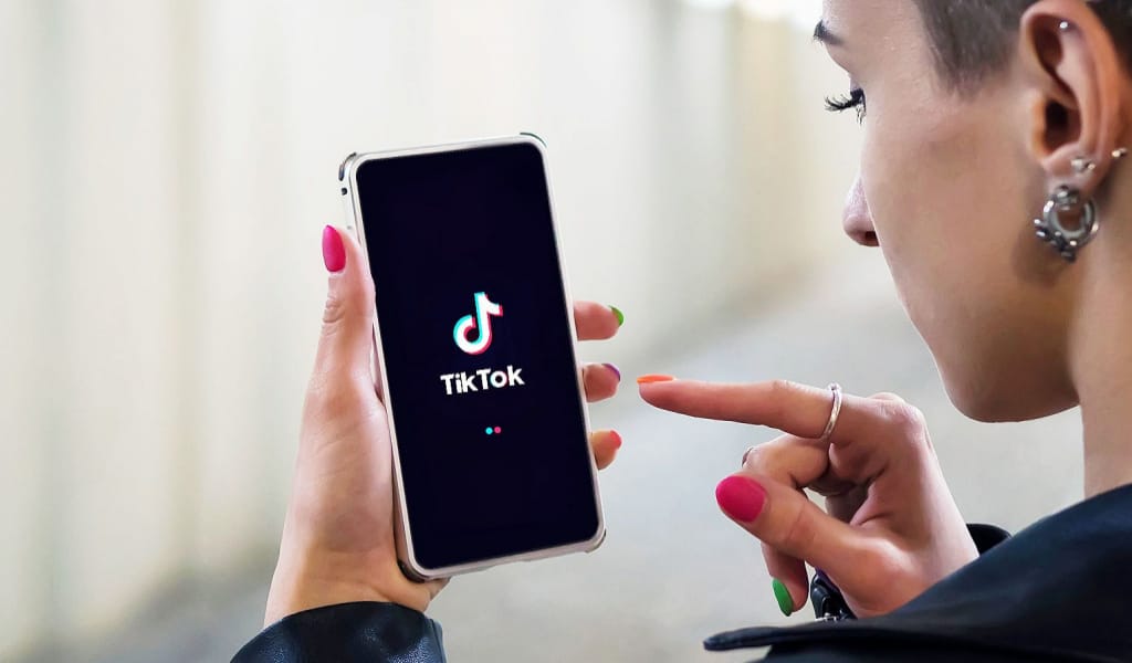 &laquo;Талаптарды орындамаса, бұғаттау керек&raquo;: сенатор Tiktok платформасына шектеу енгізуді ұсынды