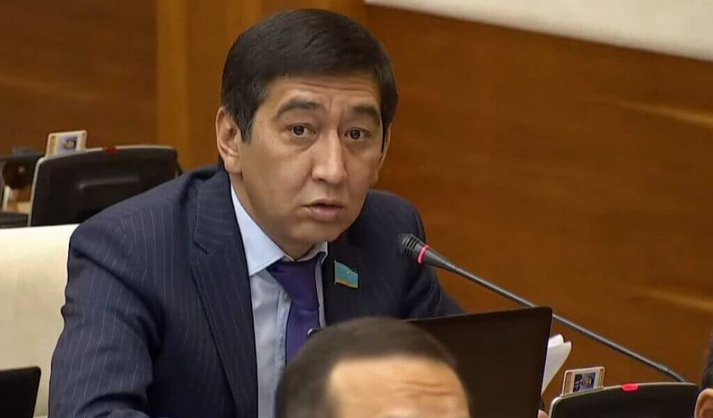 ДЕПУТАТ ДӘСТҮРЛІ ҰЛТТЫҚ ТЕАТР АШУДЫ ҰСЫНДЫ