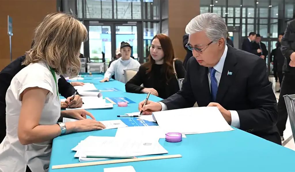 Қазақстан президенті Қасым-Жомарт Тоқаев атом электр стансасын салу жөніндегі референдумда дауыс берді