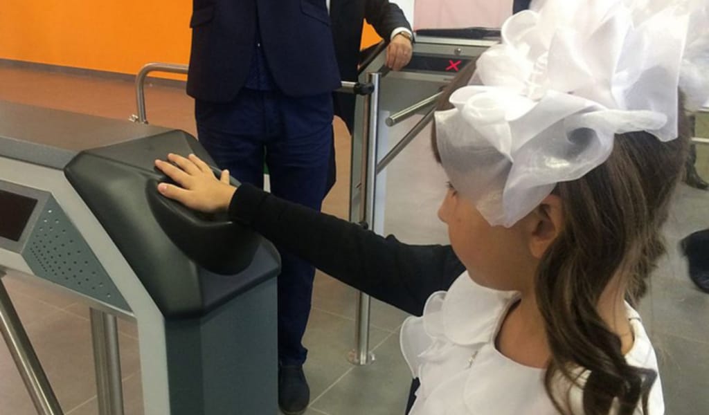 Қазақстанда оқушылар мектепке енді алақанды сканерлеу арқылы кіре алады