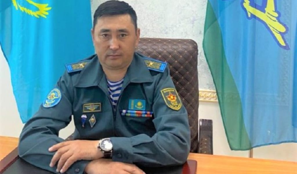 ҚАЛАМ МЕН ҚАРУДЫ ҚАТАР ҰСТАҒАН