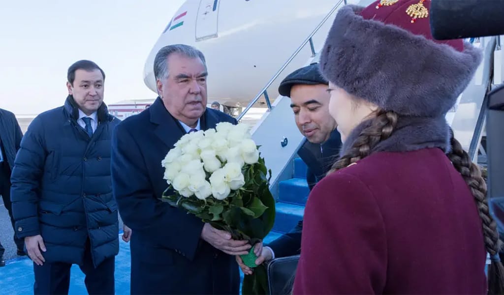 Тәжікстан президенті Астанаға ұшып келді
