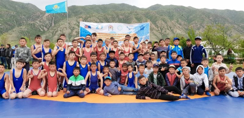 Тау етегіндегі тай жарыс