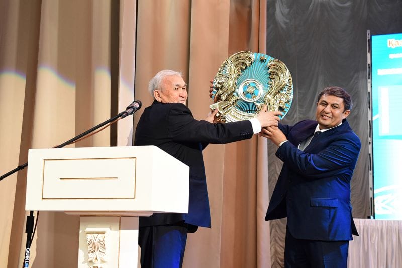 Елтаңба авторымен кездесті