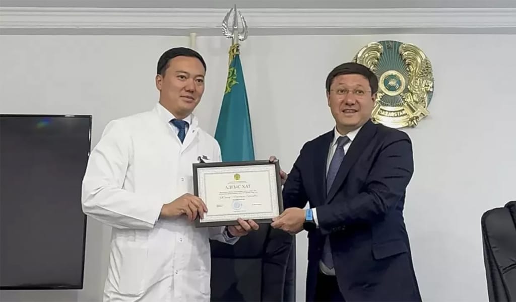 Ұшақта жолаушыны құтқарып қалған жетісулық дәрігер министрден марапат алды