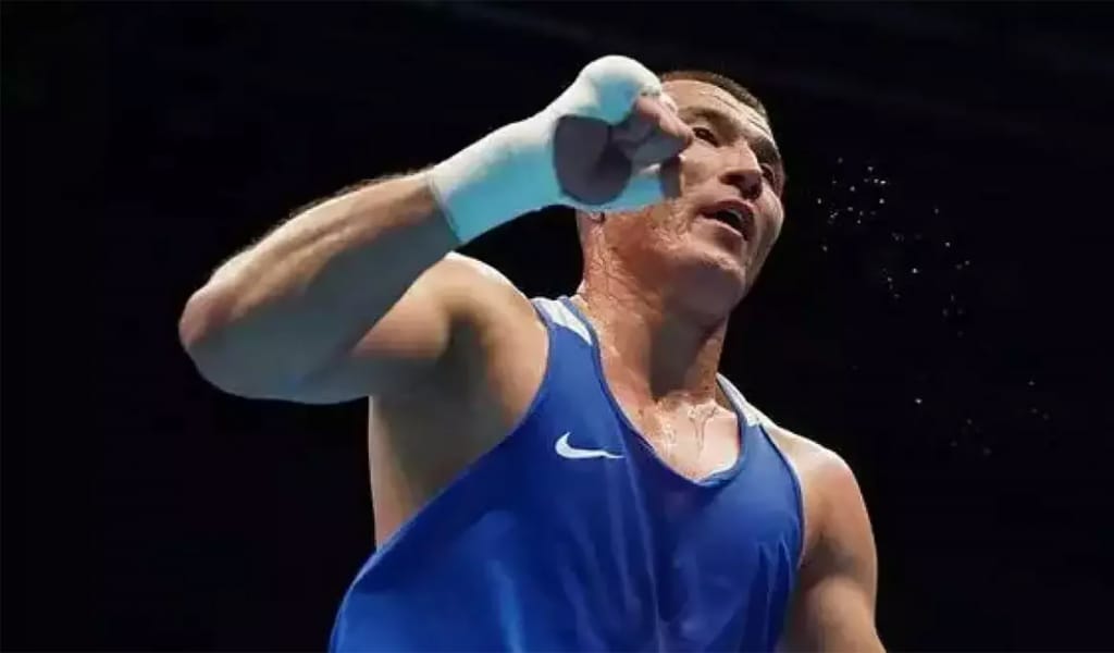 Қазақстан құрамасының боксшысы чемпионды нокдаунға түсірді