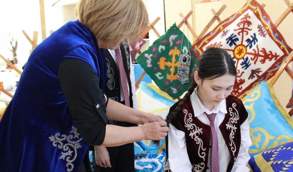 Дәстүр: Назарбаев Зияткерлік мектебінің оқушылары қазақтың әшекейлерін жасайды