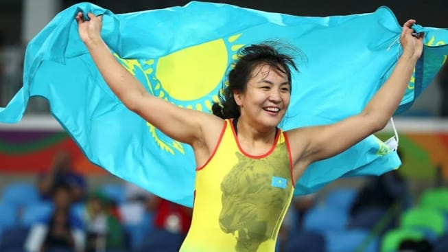 Қазақ туын көтерді