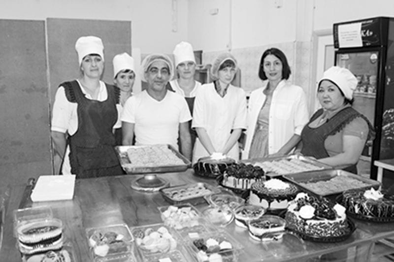 Түрік тәттілерін әзірлейді