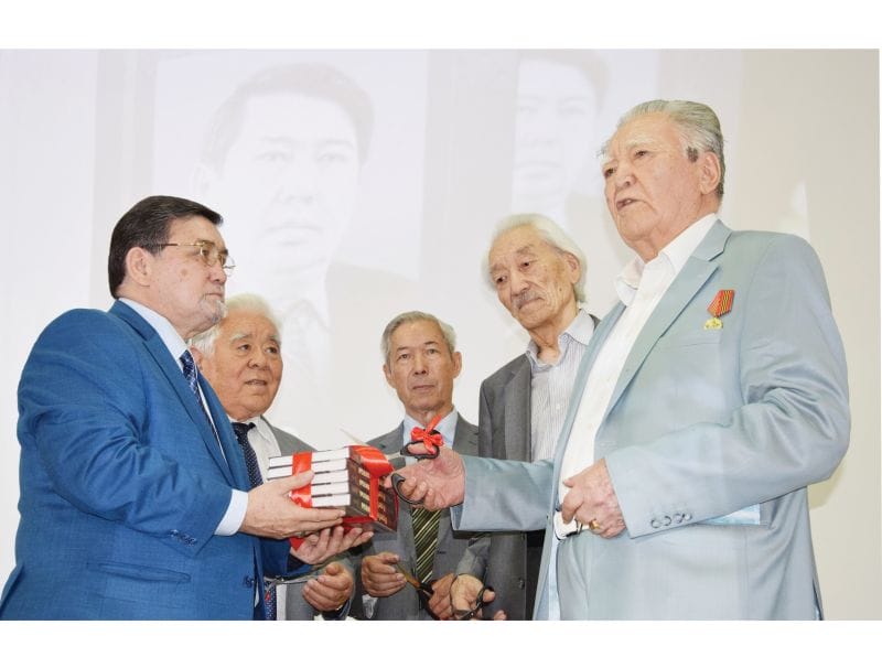 Әсеттің әндері әспеттелді