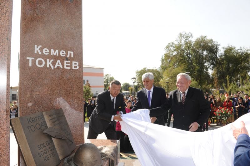 КЕМЕЛ ТОҚАЕВҚА ЕСКЕРТКІШ ОРНАТЫЛДЫ