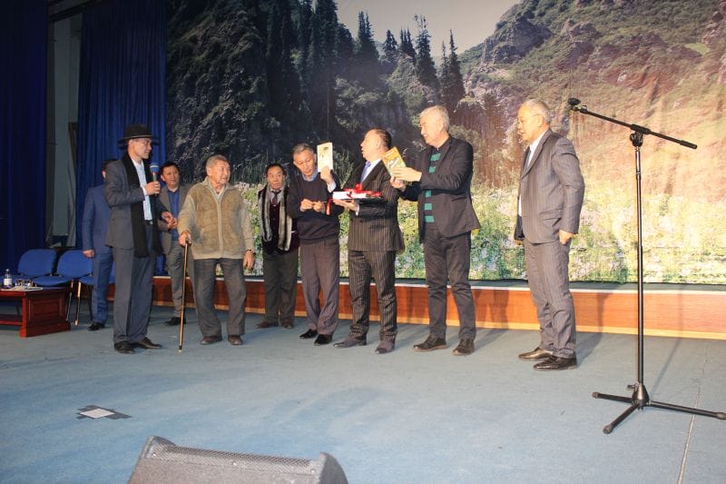 Дәурен ҚУАТ пен Әлібек ШЕГЕБАЙ "ӨЗДЕРІНШЕ ОТЫРДЫ"