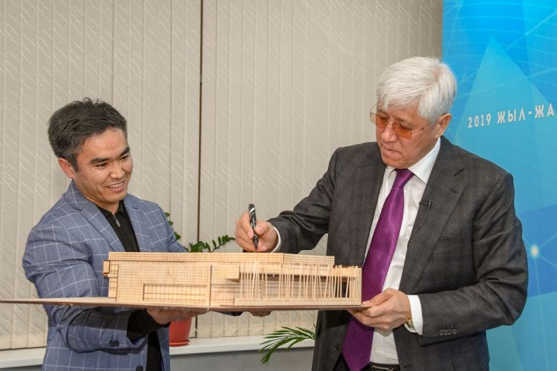 Амандық БАТАЛОВ: "ЕКІ ТІЛДЕ ӨЛЕҢ ЖАЗАМЫН"