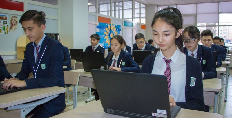 ҮШ ТІЛДЕ ҮШ МЫҢДАЙ МАҚАЛА ЖАЗДЫ