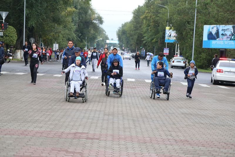 Жас та, жасамыс та жүгірді