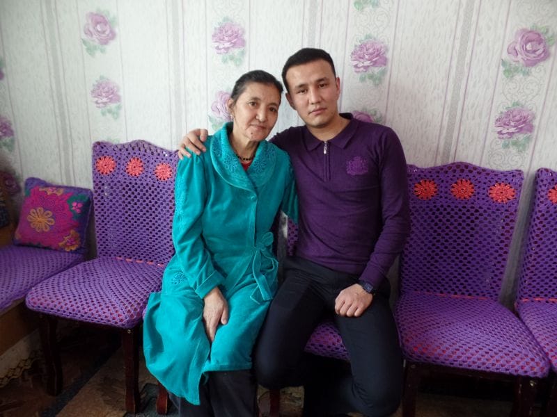 КӨҢІЛДІ БОСАТҚАН ОТА: БАЛАСЫ БАУЫР ЕТІН БӨЛІП БЕРДІ