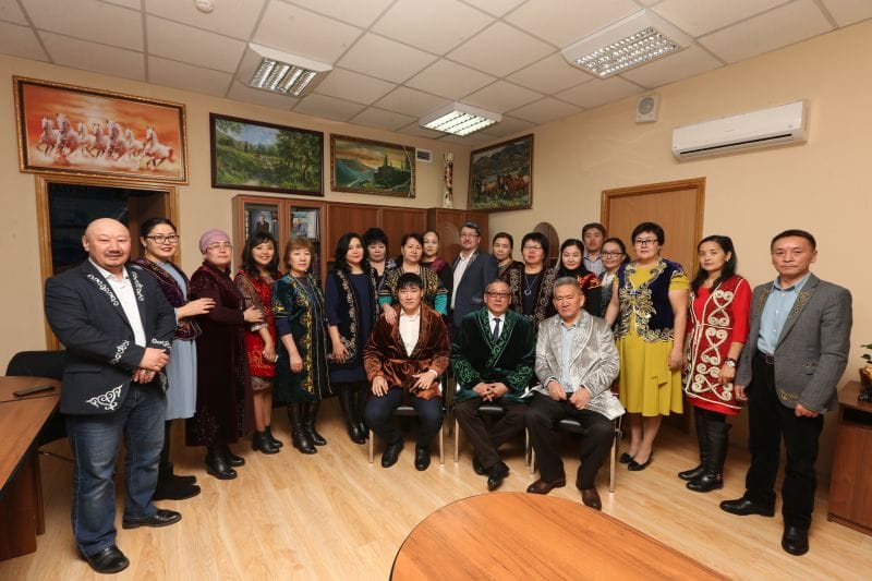 "ЖЕТІСУ" ГАЗЕТІНІҢ ЖУРНАЛИСТЕРІ БІРЫҢҒАЙ ҰЛТТЫҚ КИІМГЕ КӨШТІ