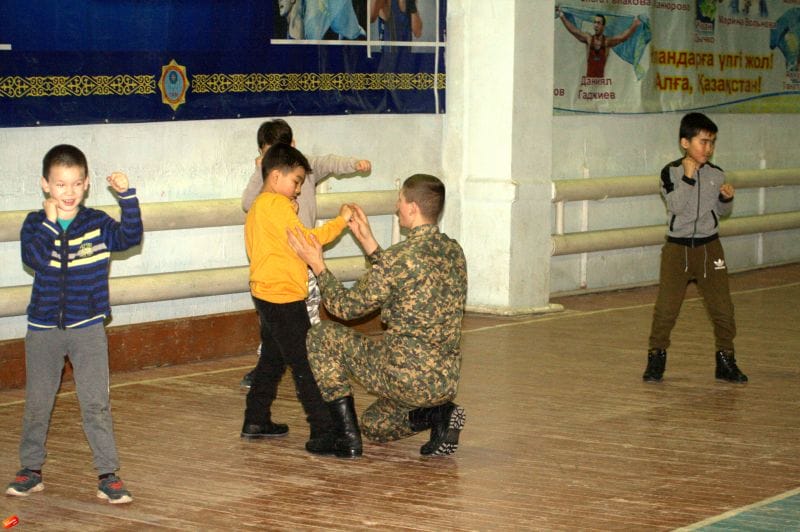 ӘСКЕРИЛЕРДІҢ БАЛАЛАРЫН СПОРТҚА БЕЙІМДЕЙДІ