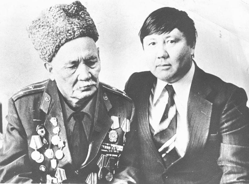 БАУЫРЖАН МОМЫШҰЛЫ: «ВСТАНЬ! КРУГОМ! ШАГОМ МАРШ!»